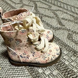 Baby booties cat and Jack size 5